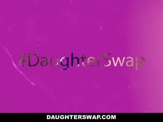 Daughterswap - 哥特 蜂蜜 性交 由 舊的 youths