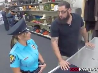 Молодий жінка поліція офіцер hocks її зброя
