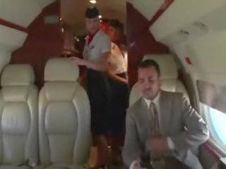 Lustful stewardesses sát jejich clients těžký putz na the plane