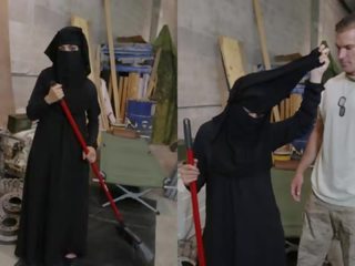 Tour od ritka - musliman ženska sweeping tla dobi noticed s strastno američanke soldier