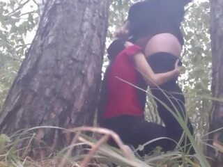 Ми hid під a дерево від в дощ і ми had ххх фільм для тримати теплий - лесбіянка illusion дівчинки