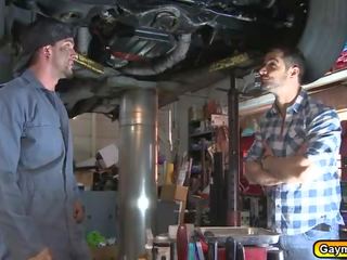 Homo zuigen en anaal neuken in de garage