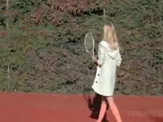 מלוכלך חמוד דמיון אישה סשה מתגרה כוס עם טניס racket