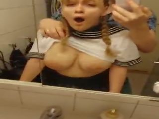 Krūtainas mademoiselle iegūšana fucked uz vannas istaba