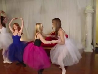 Vajzat i harxhuar e egër - i ri ballet dancers shkoj rogue në e tyre e çmendur instruktor