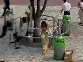 Changing w the ulica - japońskie młody pani w publiczne pierwszy część