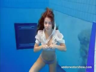 Monada zuzanna es nadando desnuda en la piscina