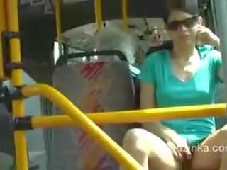 Zuzinka tocchi se stessa su un autobus