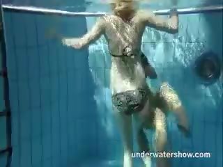 Zuzanna och lucie spelar underwater