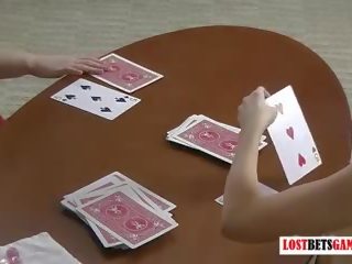 Dua gurih milfs bermain sebuah permainan dari menelanjangi blackjack