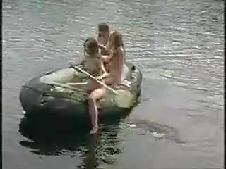 3 marvellous 女の子 ヌード 女の子 で ザ· ジャングル 上の ボート のために くちばし ハント