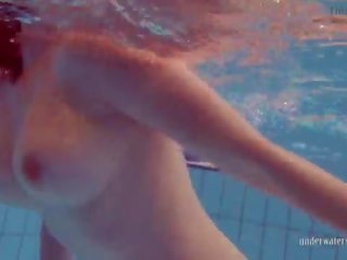 Červenovlasé v the bazén