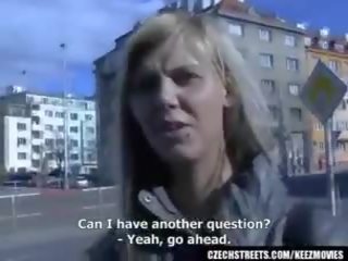 Tsjechisch straten - ilona neemt contant voor publiek x nominale video-