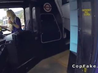Viltojums policists anāls fucks blondīne uz the autobuss uz publisks