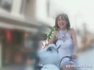 Aziatisch tiener pop krijgen poesje nat terwijl rijden de bike