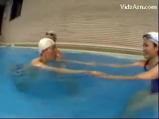 Snella gioventù in nuoto c.a.p ottenere bacio di vita cazzo jerked da 3 ragazze leccata fighe nelle vicinanze il nuoto piscina