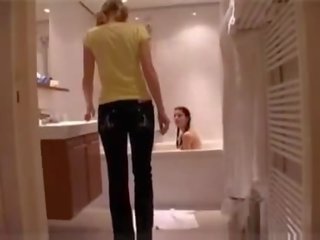 荷兰人 女同志 有 有趣 在 浴室