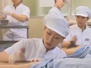 Japanilainen sairaanhoitaja työskentely karvainen phallus