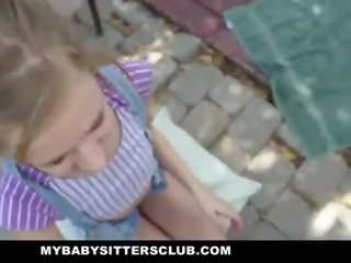 Mybabysittersclub - liten och nätt bebis barnvakt fångad masturberar