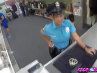 Policja oficer couldnt hock jej pistolet