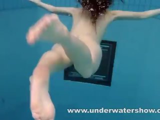 امرأة سمراء kristy تعرية تحت الماء