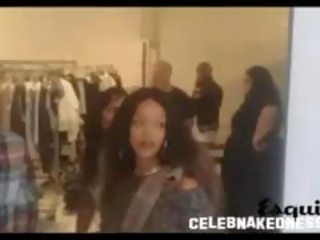 Rihanna seethrough upang kanya itim mga suso sa a photoshoot