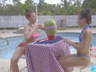 Camsoda 十代の若者たち ととも​​に 大きい 尻 と 大きい ティッツ 紹介する a watermelon 爆発する ととも​​に ラバー ba