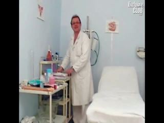Helga gyno chuf đốm scrutiny lên ghế phụ khoa tại sự rút lại phòng khám