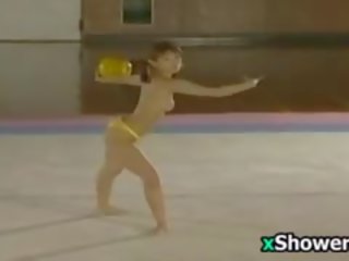 Ázsiai athlete performs monokini és zuhanyok