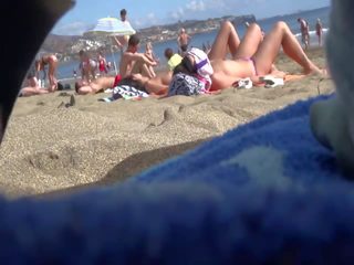 Κατασκοπεία επί υπέροχος παραλία κορίτσια