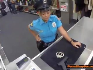 Policja oficer pawns jej pistolet & jest pieprzony
