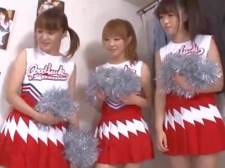 Tatlo malaki suso hapon cheerleaders pagbabahagi turok