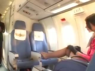 Enticing stjuardesë duke thithur organ seksual i mashkullit para cunnilingus
