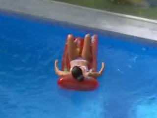 Breasty punca globoko poigravanje ritka v bazen